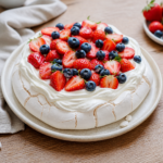 Pavlova med sprød marengs, flødeskum og friske bær