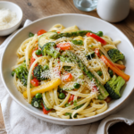 Farverig pasta primavera med grøntsager og parmesan