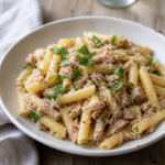 Pasta med tun, citron og friske urter i en skål