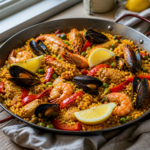 Paella med skaldyr og grøntsager i en pande