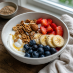 Breakfast bowl med frugt, yoghurt og toppings