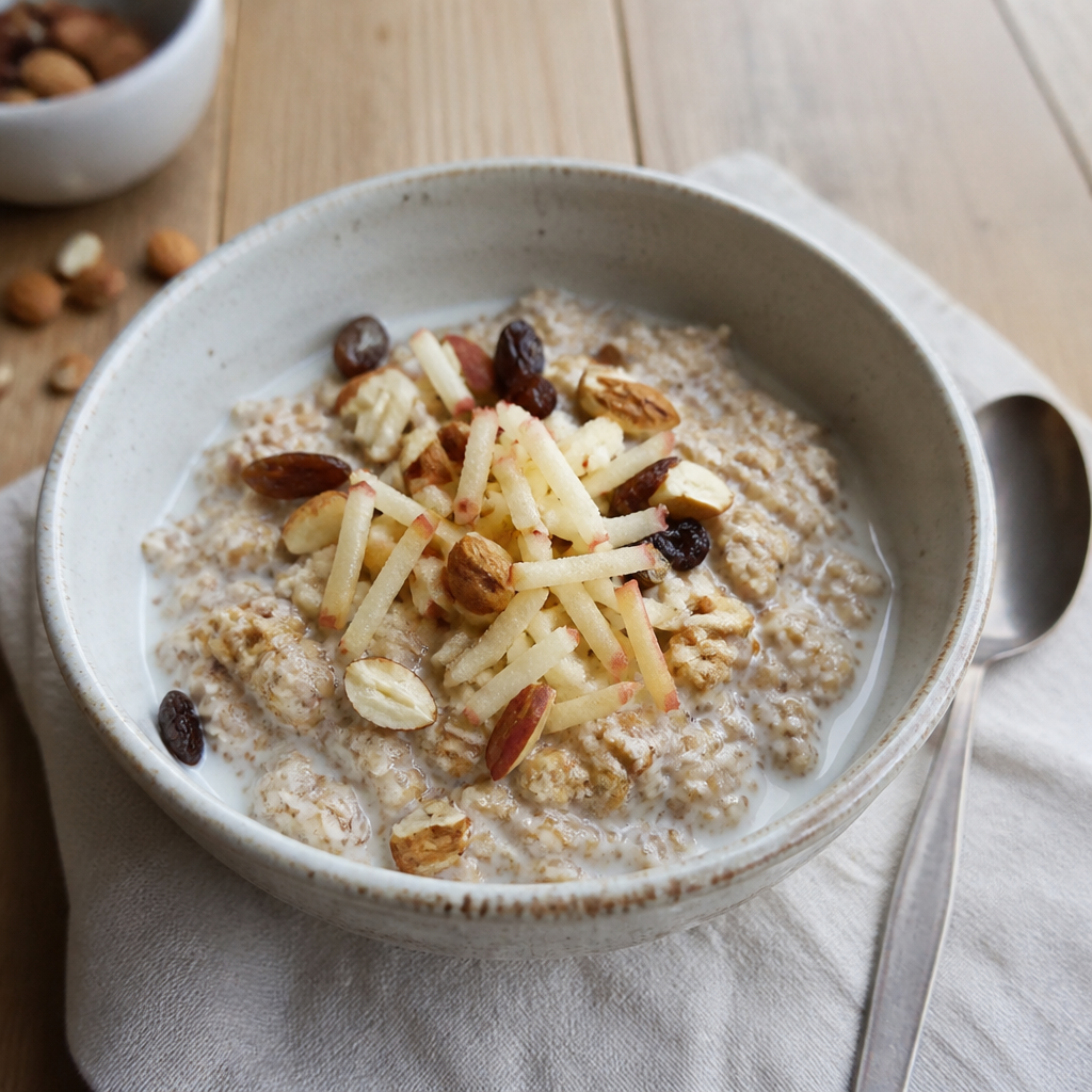 Skål med frisklavet Bircher müsli og frugt