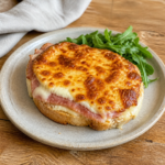 Croque Monsieur med smeltet ost og skinke på sprødt brød
