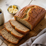 Saftigt bananbrød skåret i skiver på en træplade